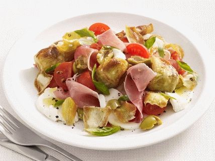 Insalata caprese con prosciutto e carciofi fritti