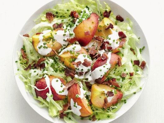 Foto insalata di iceberg con pesche