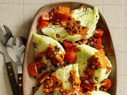 Foto insalata di iceberg con pomodoro e pancetta