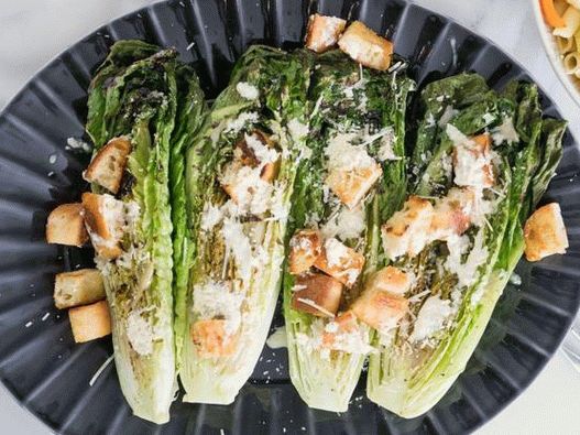 Insalata Caesar alla griglia con foto