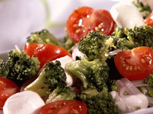 Insalata di broccoli fotografici con mozzarella