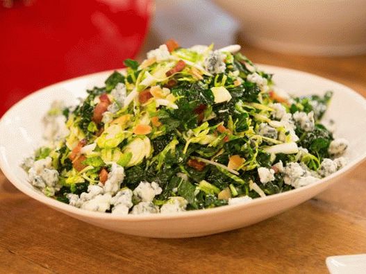 Foto cavoletti di Bruxelles, cavolo nero e insalata di indivia