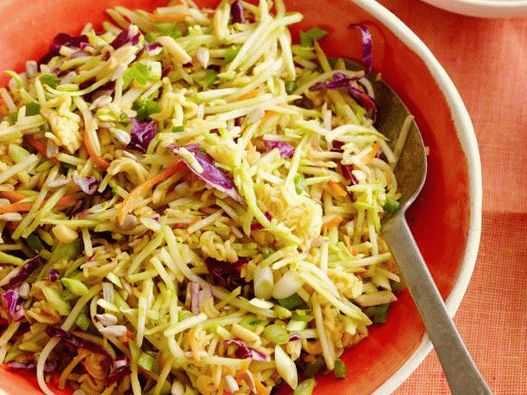 Foto broccoli e tagliatelle di insalata di cavolo