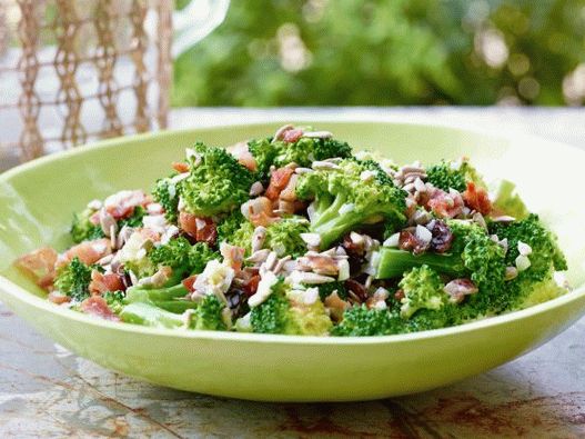 Insalata di broccoli fotografici con uvetta