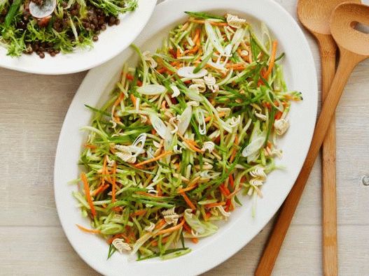 Foto insalata di broccoli tagliatelle in stile asiatico