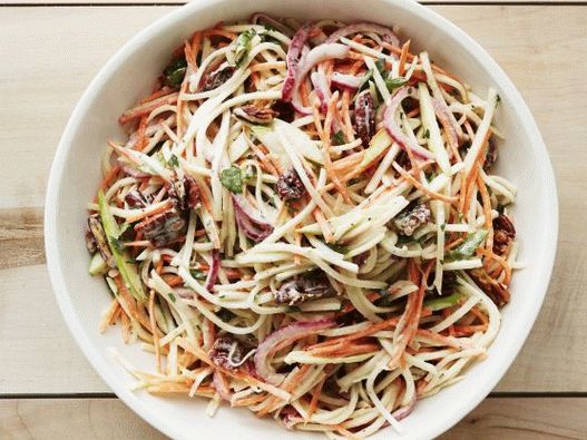 Foto cavolo rapa insalata di cavolo con formaggio blu