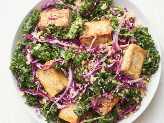 Foto insalata di cavolo con tofu