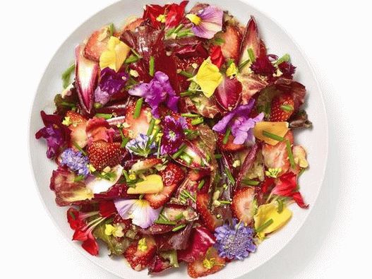 Insalata di fragole con indivia e fiori commestibili