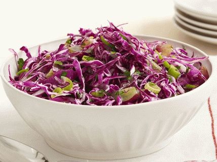 Foto Insalata di cavolo rosso con uva