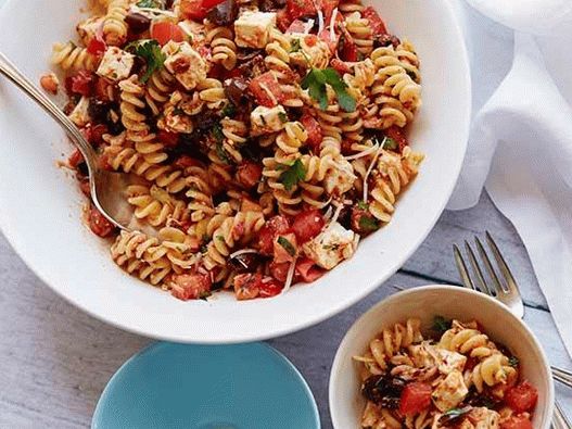 Foto Insalata di pasta e pomodori secchi con formaggio feta