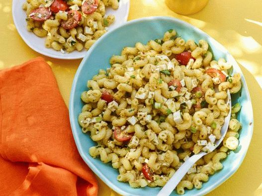 Insalata di pasta fotografica con pesto al limone