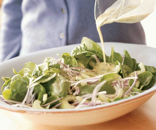 Foto Insalata di cetrioli e cipolle al forno con salsa di menta e yogurt