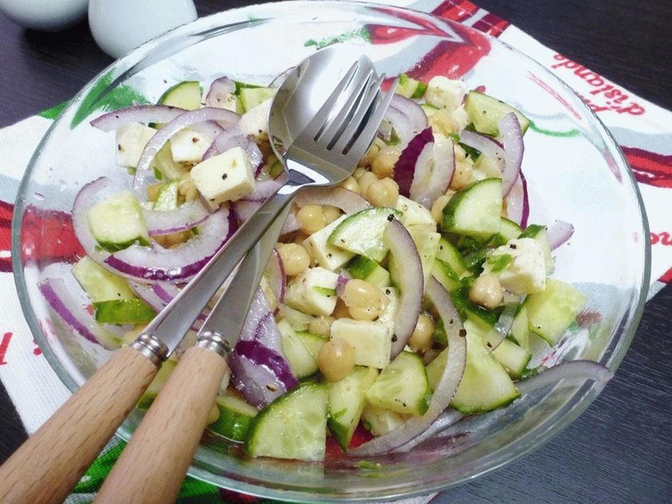 Insalata di cetrioli con ceci