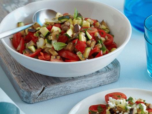 Foto Insalata di verdure grigliate con feta e menta