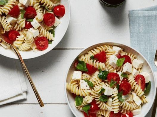 Foto Fusilli Insalata di pasta con pomodori e mozzarella fresca