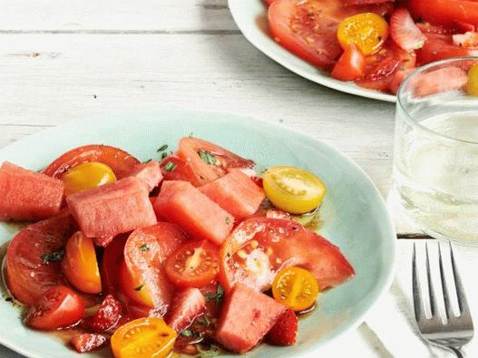 Foto Insalata di pomodori, anguria e fragole