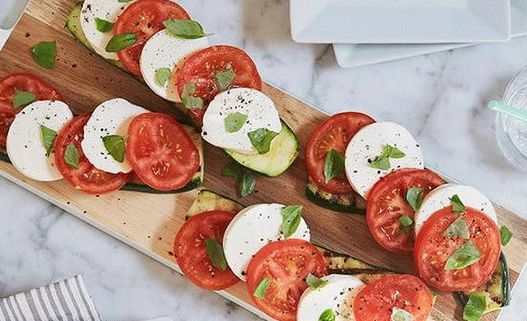 Foto Insalata di pomodori, mozzarella e basilico (Caprese)