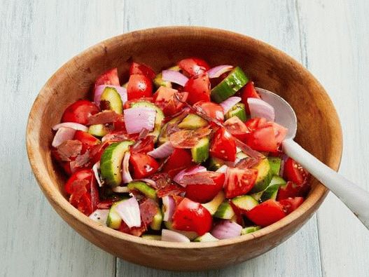 Insalata di pomodori con pancetta croccante