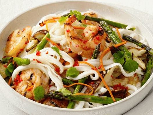 Foto Insalata di spaghetti di riso con gamberi alla griglia Foto Insalata di spaghetti di riso con gamberi alla griglia