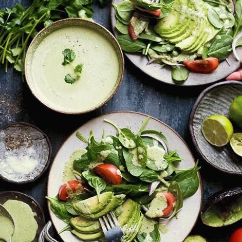 Insalata di spinaci, avocado e semi di zucca