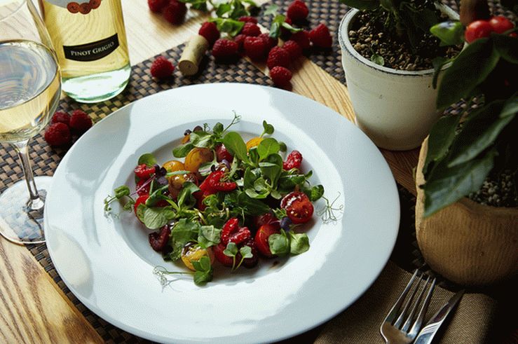 Insalata di pomodori e lamponi