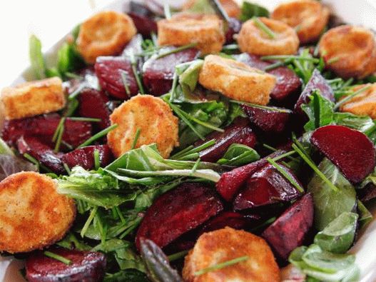 Foto Insalata di barbabietole al forno e formaggio di capra fritto