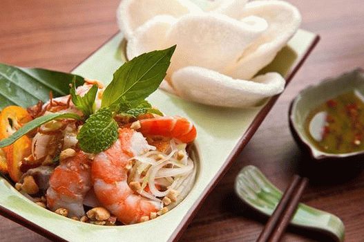 Foto di insalata di papaya verde con gamberi e maiale