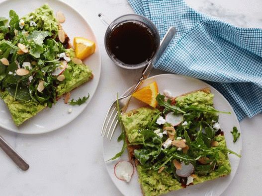 Insalata di foto per colazione con avocado sui toast