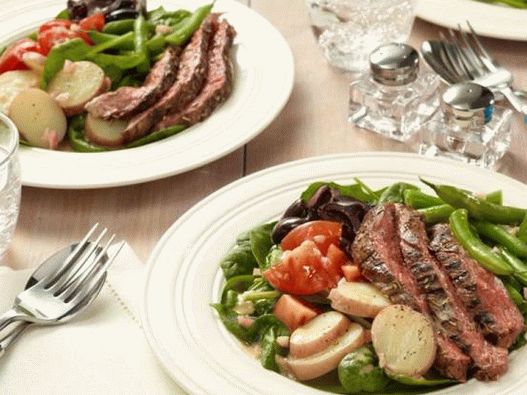 Foto di insalata nizzarda con bistecca alla griglia