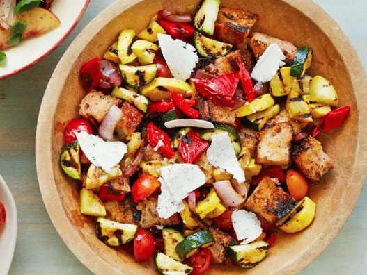 Foto Insalata di Panzanella con verdure grigliate