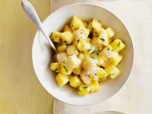 Insalata di foto con ananas e crema pasticcera