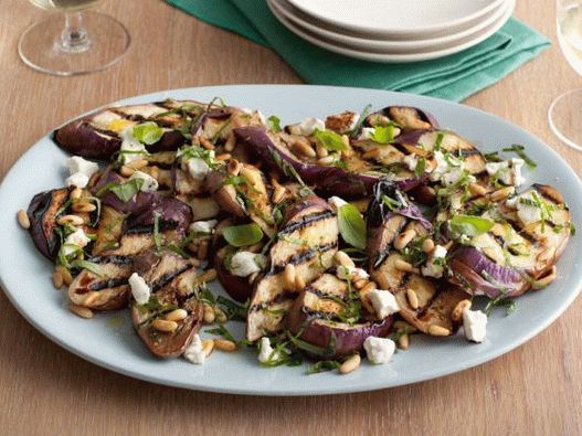 Insalata di foto con melanzane grigliate