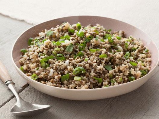 Insalata di foto con lenticchie e quinoa