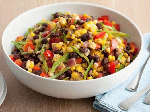 Insalata di foto con fagioli neri e mais