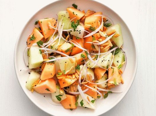 Insalata di foto con melone e mandorle piccanti