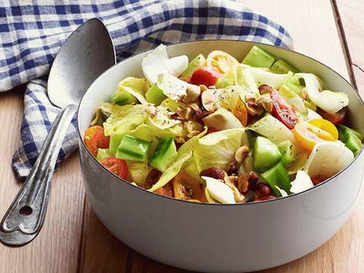 Insalata di foto con indivia e pomodori