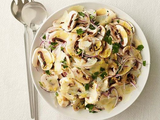 Insalata di foto con funghi e pecorino