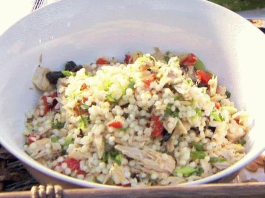 Insalata di foto con couscous israeliano e tonno