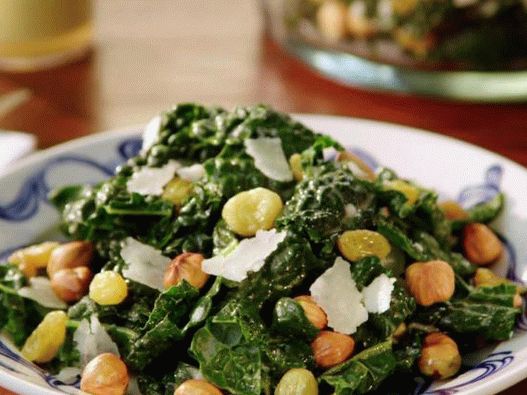 Insalata di foto con cavolo, acciughe e noci