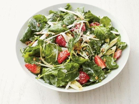 Insalata di foto con cavolo cavolo, indivia e fragole