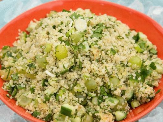 Insalata di foto con quinoa, uva e avocado