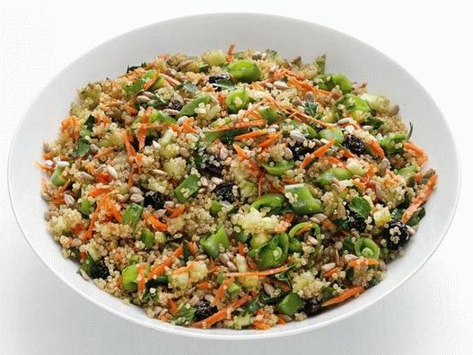 Insalata di foto con quinoa e baccelli di pisello