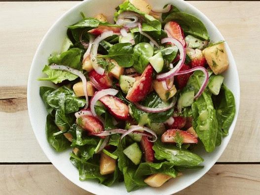 Insalata di foto con fragole, cetrioli e melone