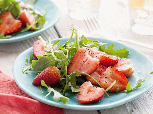 Insalata di foto con fragole e rucola