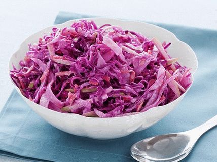 Insalata di foto con cavolo rosso, carote e mele