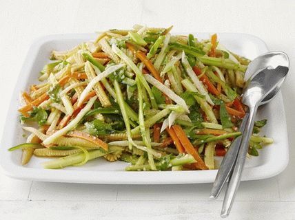 Foto insalata di mais, hikama e carote in stile asiatico