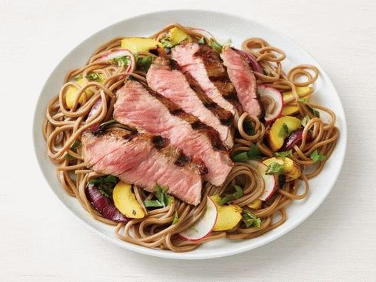 Insalata di foto con spaghetti di soba e bistecca alla griglia