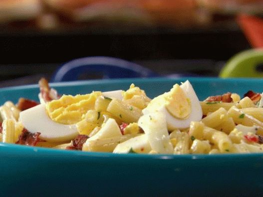 Insalata di foto con pasta, pancetta e uova