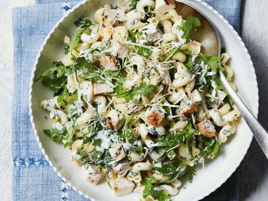 Insalata di foto con pasta, pollo, erbe e formaggio Asiago