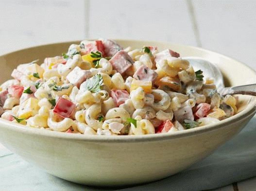 Insalata di foto con pasta, prosciutto e peperone